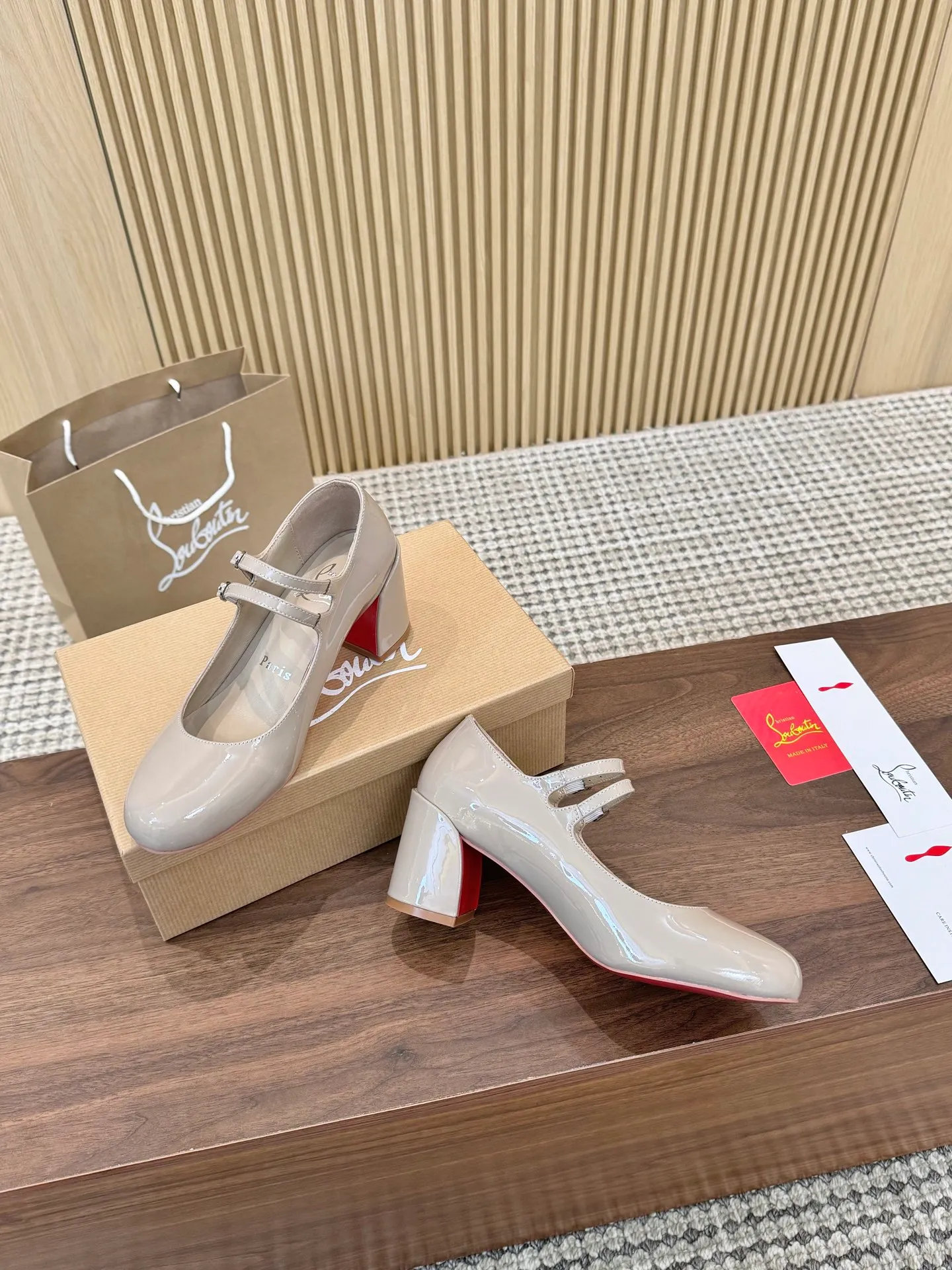 👟👟Ex-factory price 660👟👟 Christian Louboutin CL👠 "Patent Leather Series" Noble and luxurious, real blingbling✨ Real materials, all customized by the pattern maker, and the materials are made of original customized materials to achieve the taste of the original. 6 color options💍Upper: imported 👉cow patent leather💪 Inner: sheepskin feet/lining Size: 34-40.41.42 Heel height: 6.5cm Genuine leather sole